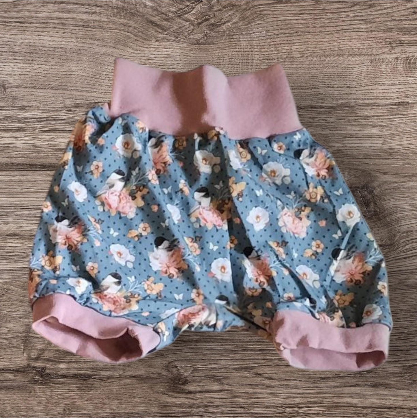 Größe 98/104 kurze Pumphose, Jersey, Blumen, Vögel