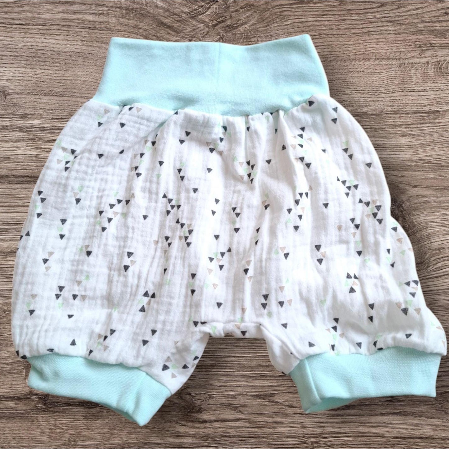 Größe 110/116, Kurze Hose, Pumphose, Musselin weiß, türkis, mint, Dreiecke