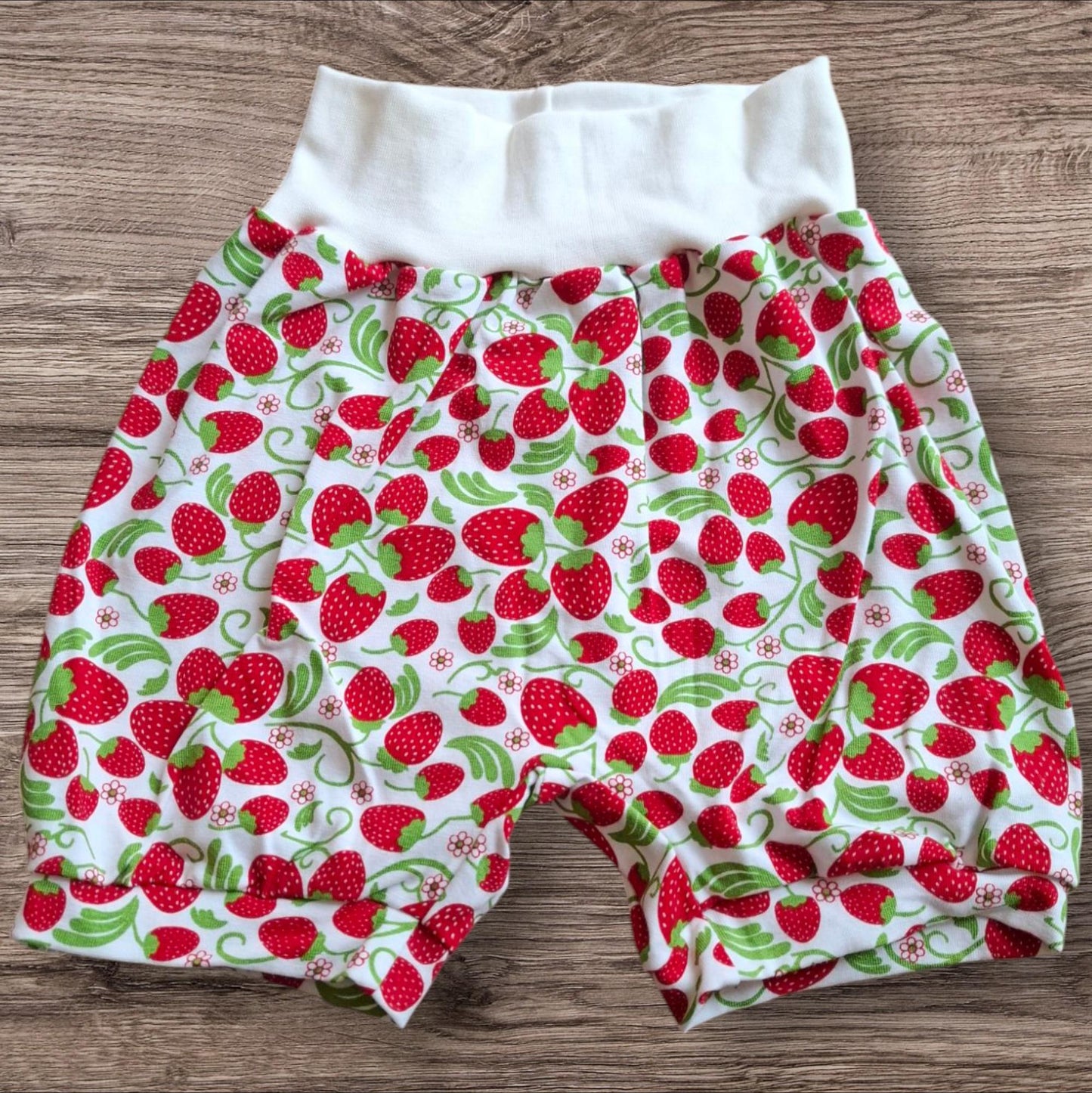 Größe 110/116, Kurze Hose, Pumphose, Jersey, Erdbeeren, weiß, rot