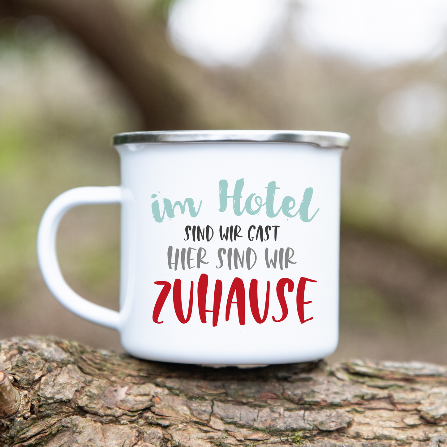 Im Hotel sind wir Gast hier sind wir zuhause - Emaille Tasse (Silber)