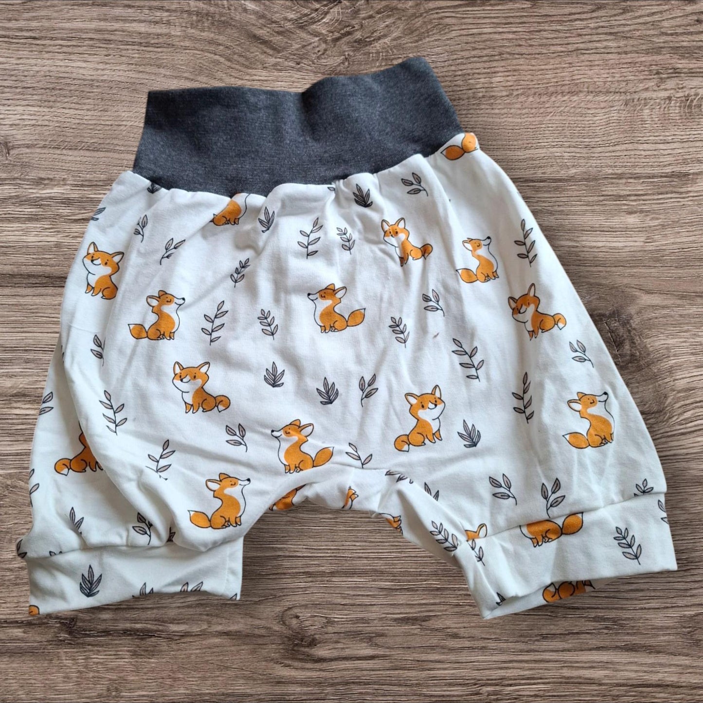 Größe 110/116, Kurze Hose, Pumphose, Jersey, weiß, Corgi, Hunde