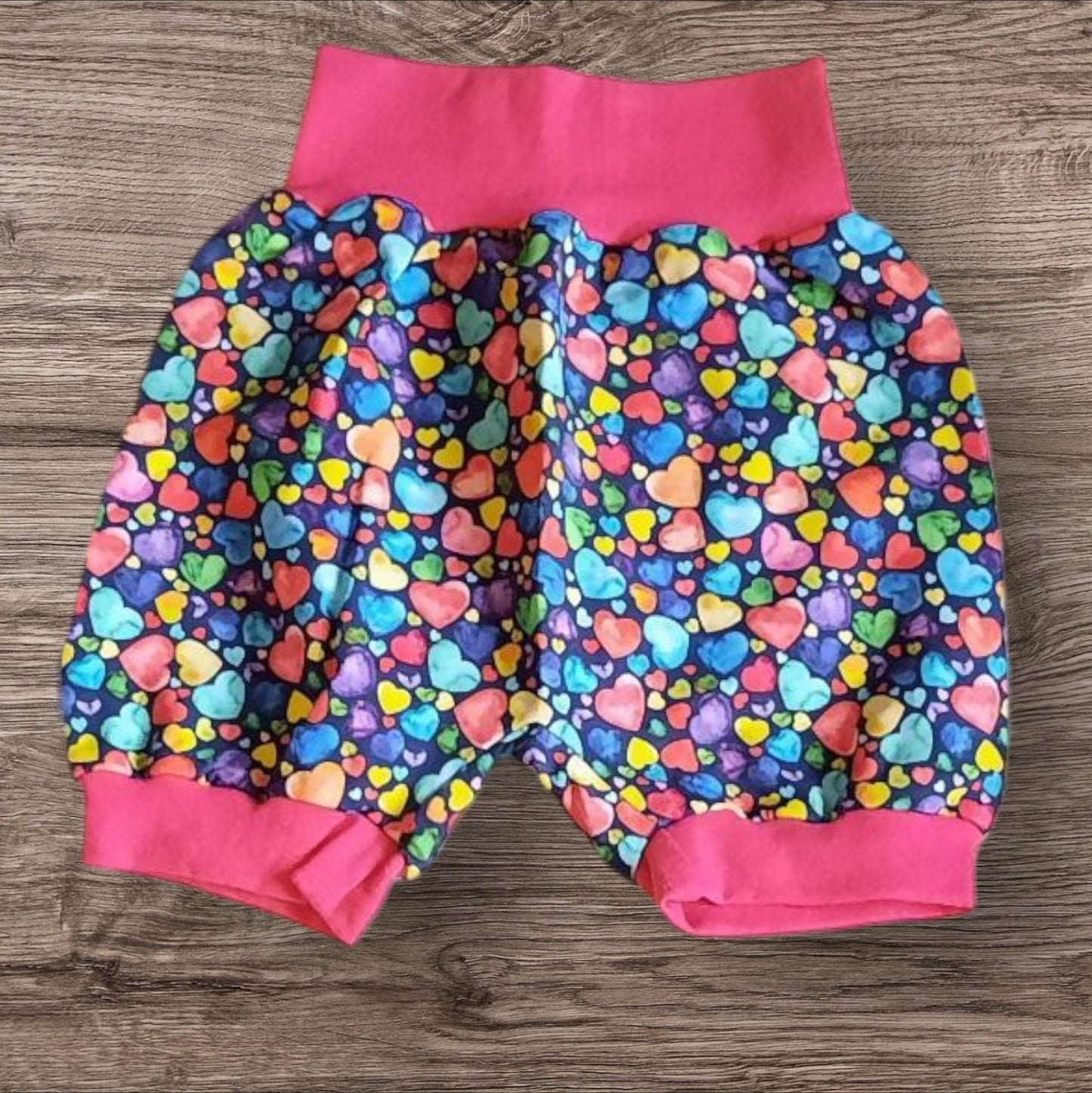 Größe 110/116, Kurze Hose, Pumphose, Jersey, bunte Herzen
