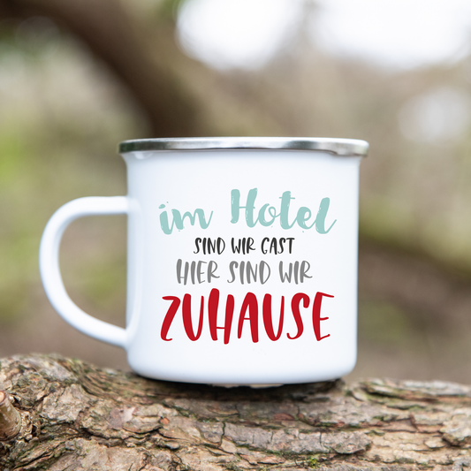 Im Hotel sind wir Gast hier sind wir zuhause  - Emaille Tasse (Silber)