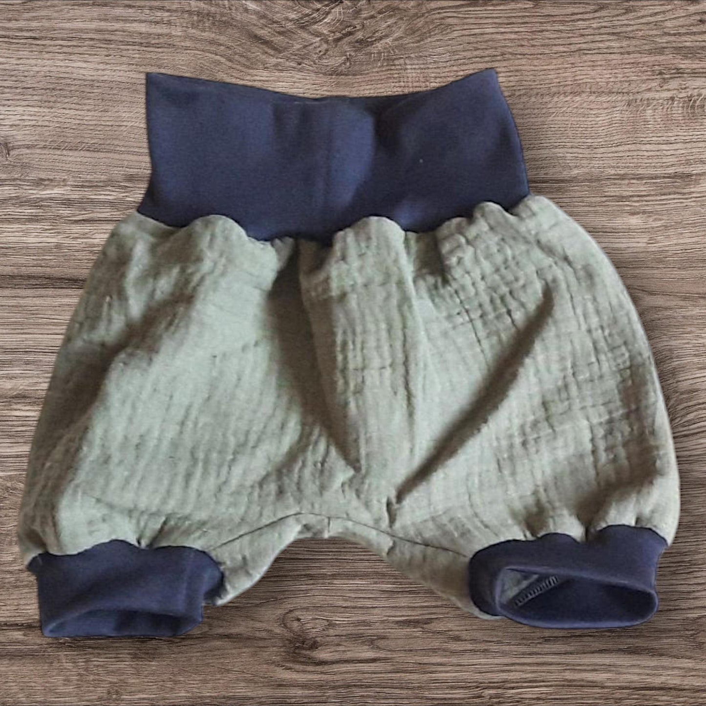 Größe 68/74 kurze Pumphose, musselin, grün, schwarz