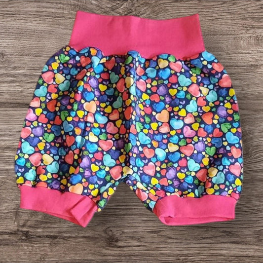 Größe 110/116, Kurze Hose, Pumphose, Jersey, bunte Herzen