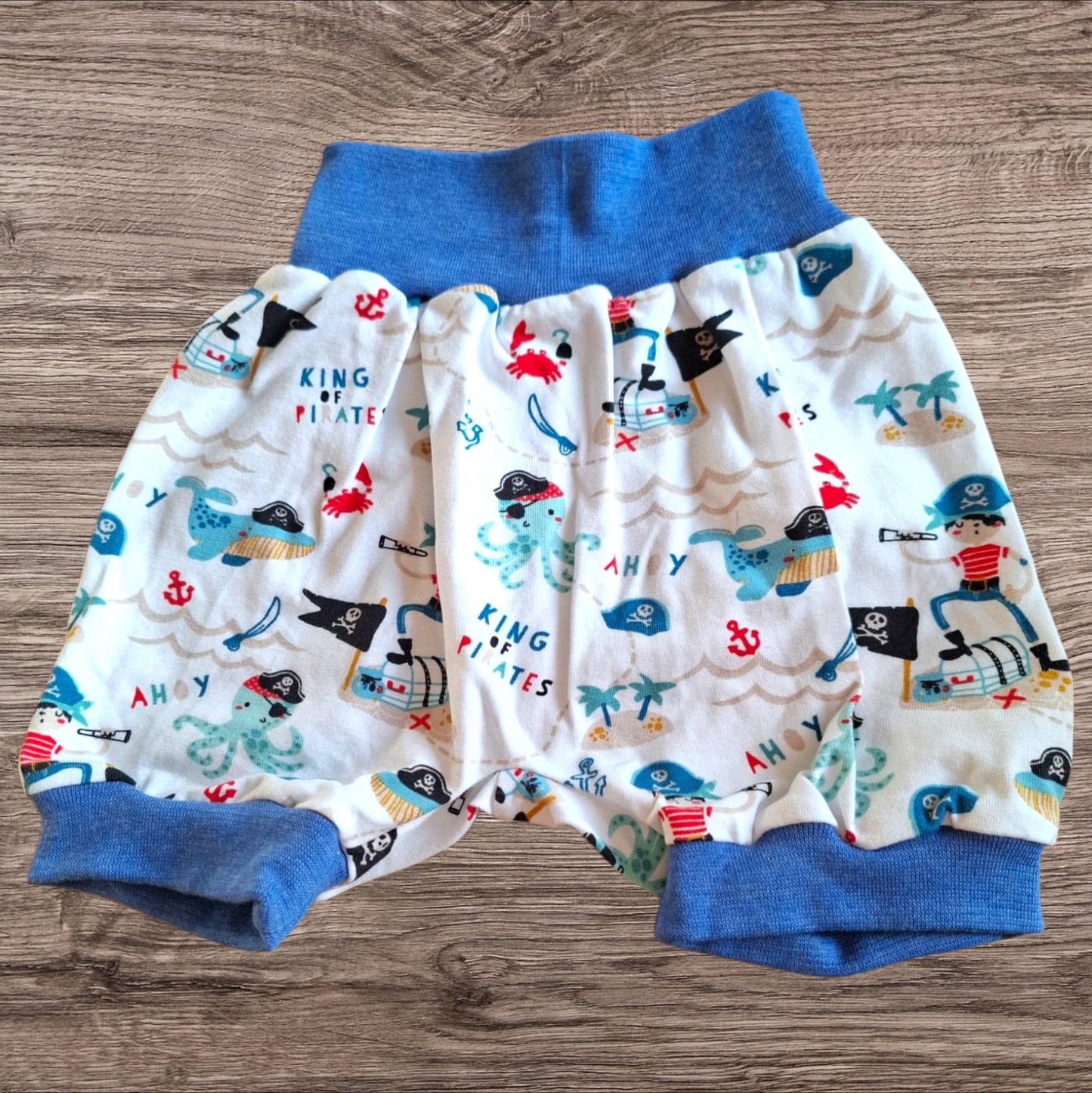 Größe 98/104, Kurze Hose, Pumphose, Jersey, weiß, blau, maritim, piraten, Wale, ahoy