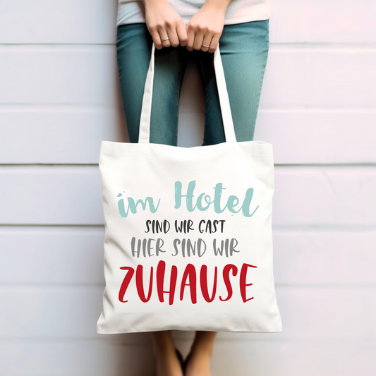 Im Hotel sind wir Gast hier sind wir zuhause  - Baumwolltasche