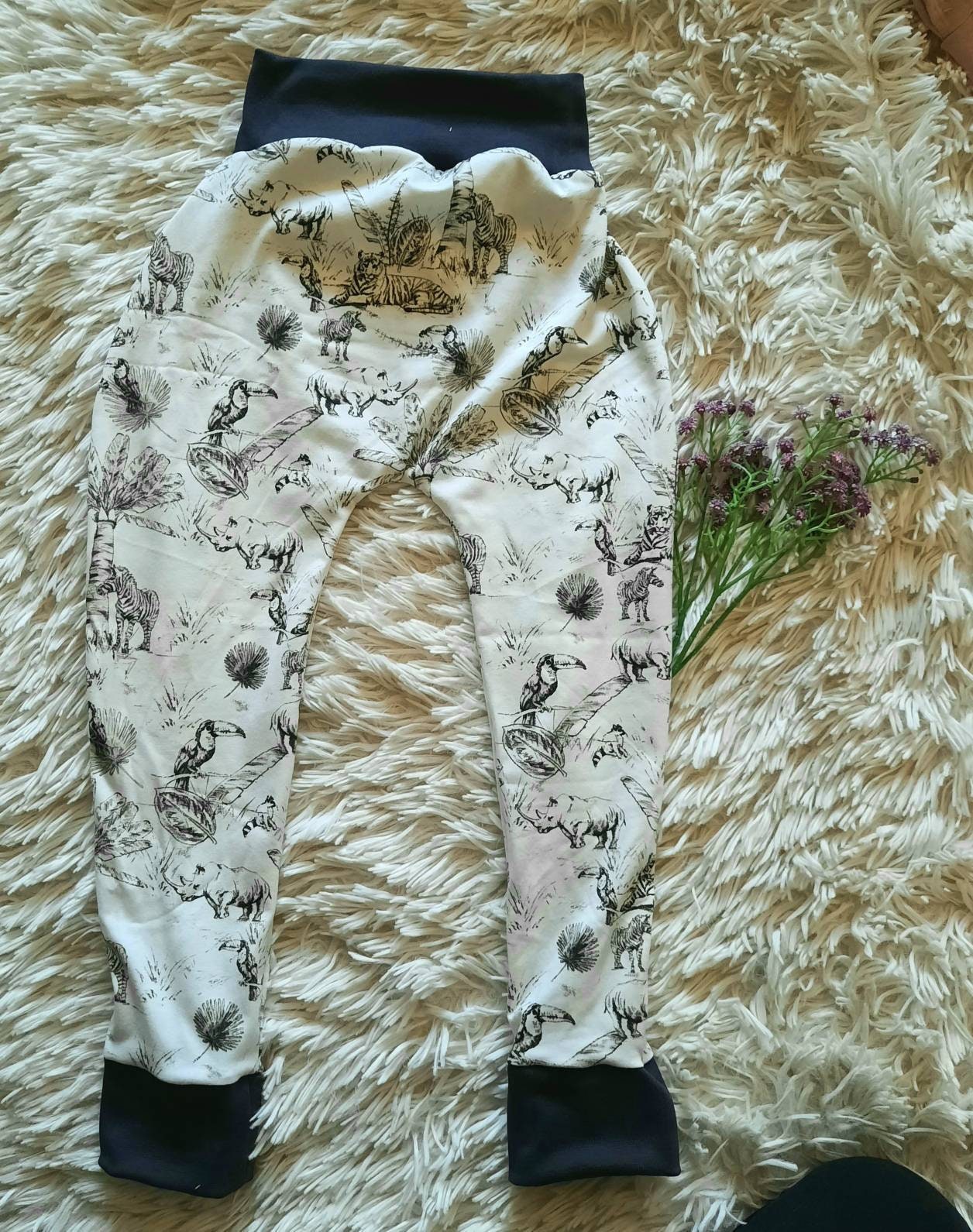 Größe 110/116 Pumohose, Jersey, Afrika, Elefanten, Nashörner, Tiger, weiß, grau