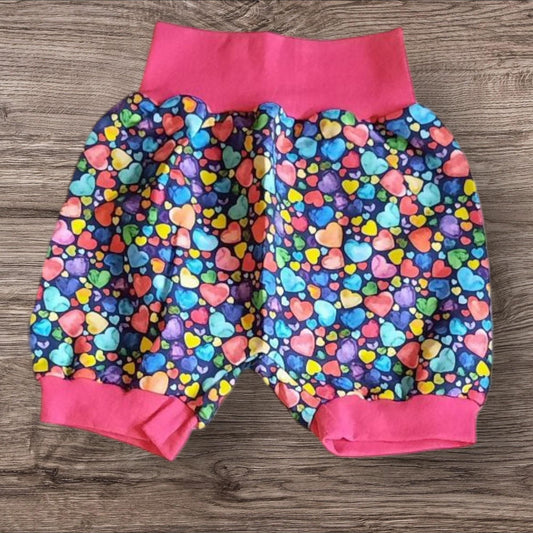 Größe 110/116, Kurze Hose, Pumphose, Jersey, bunte Herzen