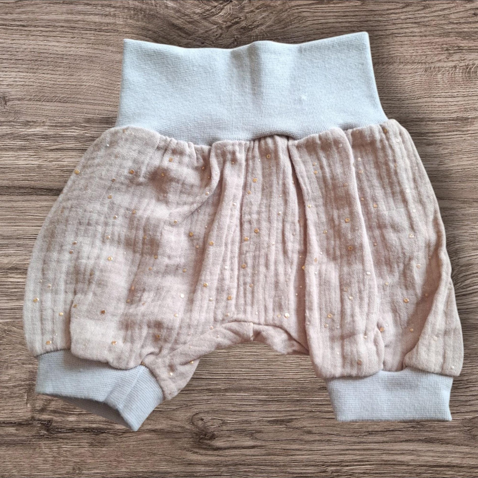 Größe 50/56 Kurze Hose, Pumphose, Musselin, grau, gold, Tupfer, Punkte