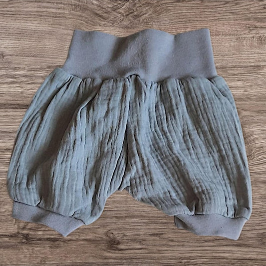 Größe 50/56 Kurze Hose, Pumphose, Musselin, grau